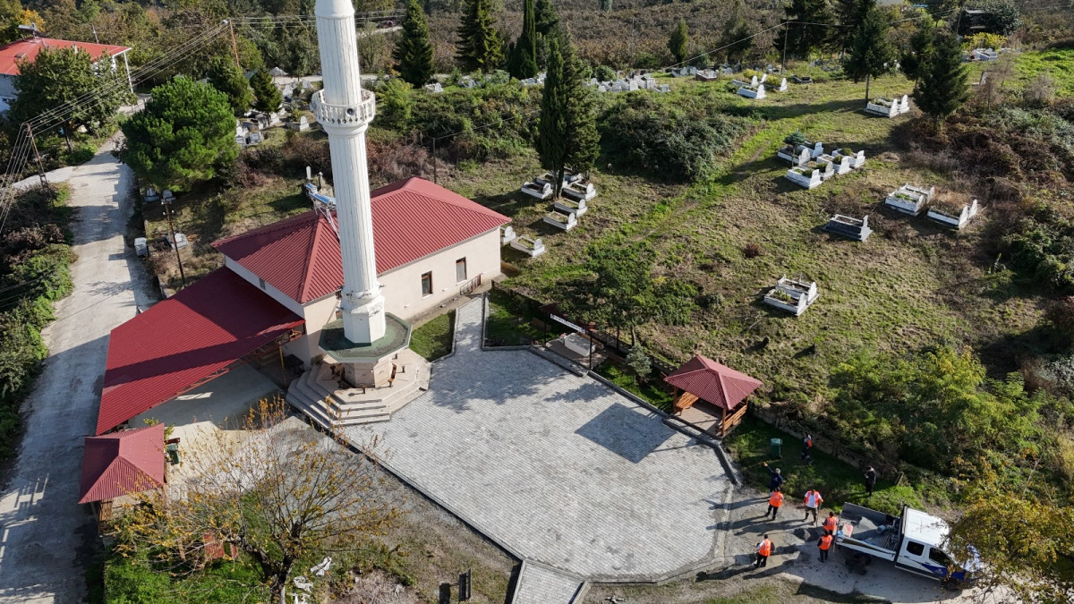 Tarihi camiinin avlusuna estetik dokunuş